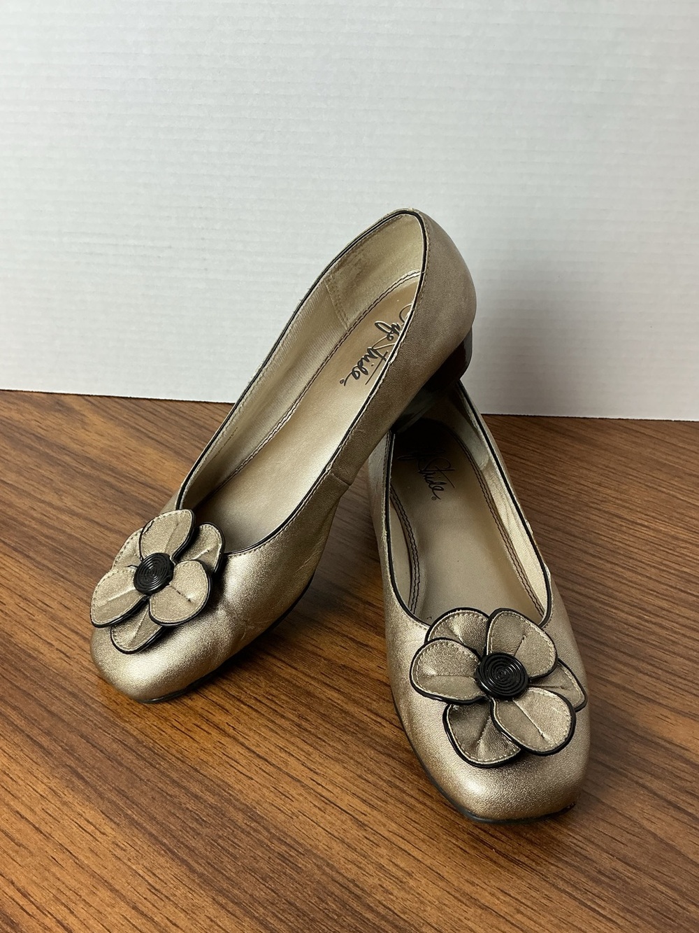 Life Stride Women’s Gold Ballet Flats Slip-On Flower Accent US 9.5 M
